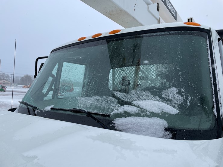 #236-•-2015-international-bucket-truck-(has-wi-title)(mosinee,-wi)-image-11