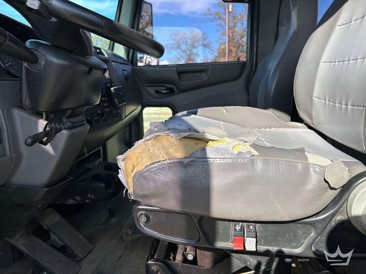 2015-peterbilt-348-image-10