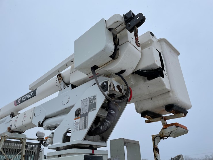 #236-•-2015-international-bucket-truck-(has-wi-title)(mosinee,-wi)-image-32