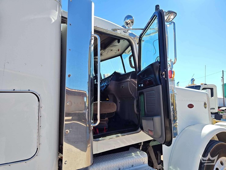 2016-peterbilt-389-image-31
