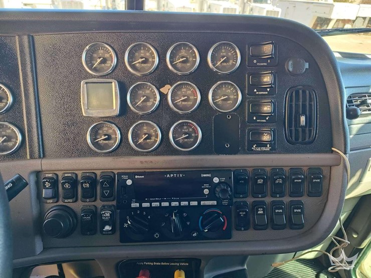 2018-peterbilt-389-image-29