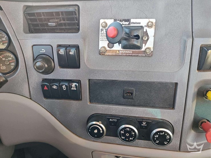 2015-peterbilt-567-image-35