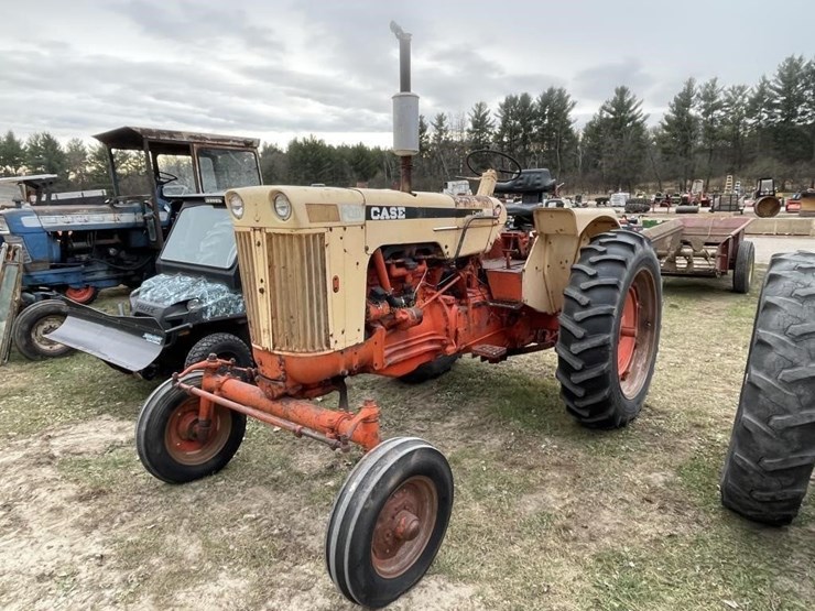 case-730-comfort-king-tractor-image-1