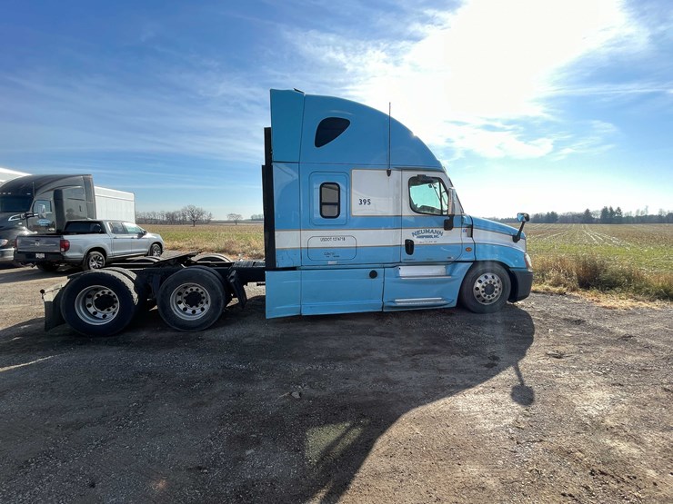 #206-•-2012-freightliner-cascadia-semi-tractor-(title-in-delay)-(denmark,-wi)-image-7