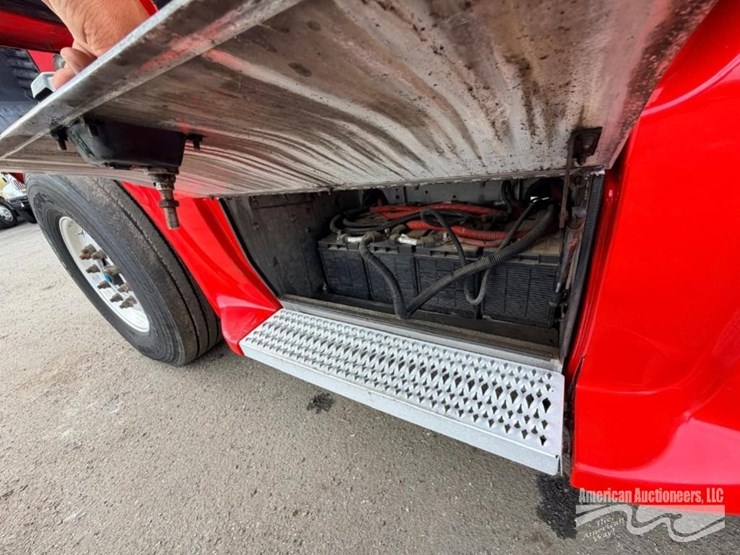 2014-peterbilt-587-image-12