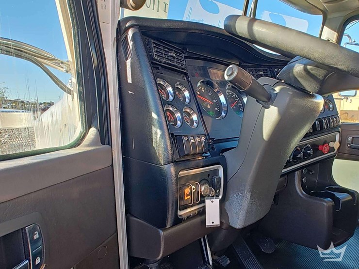 2011-kenworth-t800-image-44