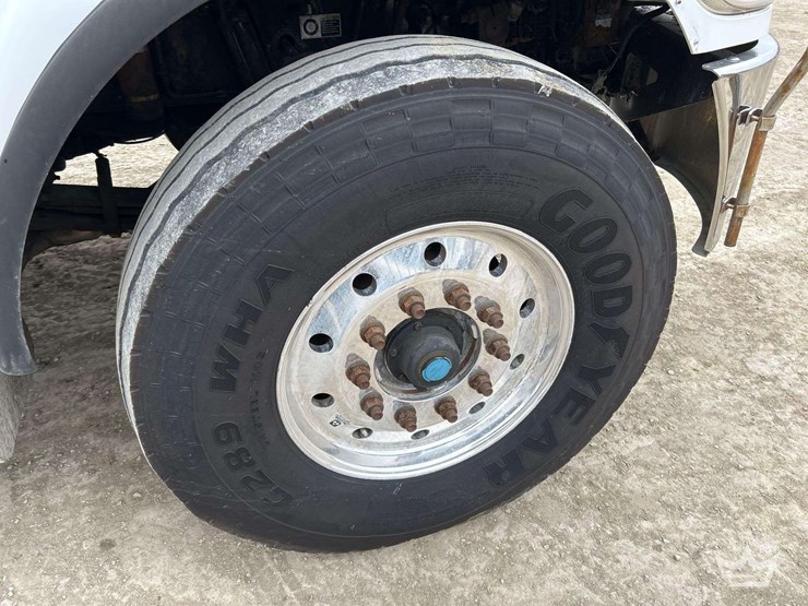 2013-peterbilt-348-image-32