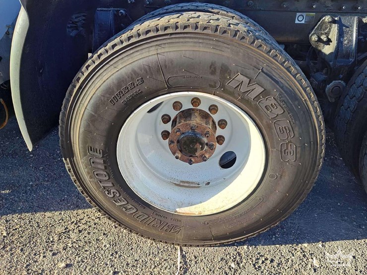 2015-peterbilt-567-image-13