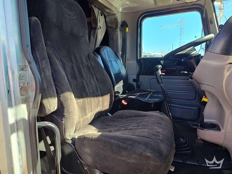 2015-peterbilt-389-image-18