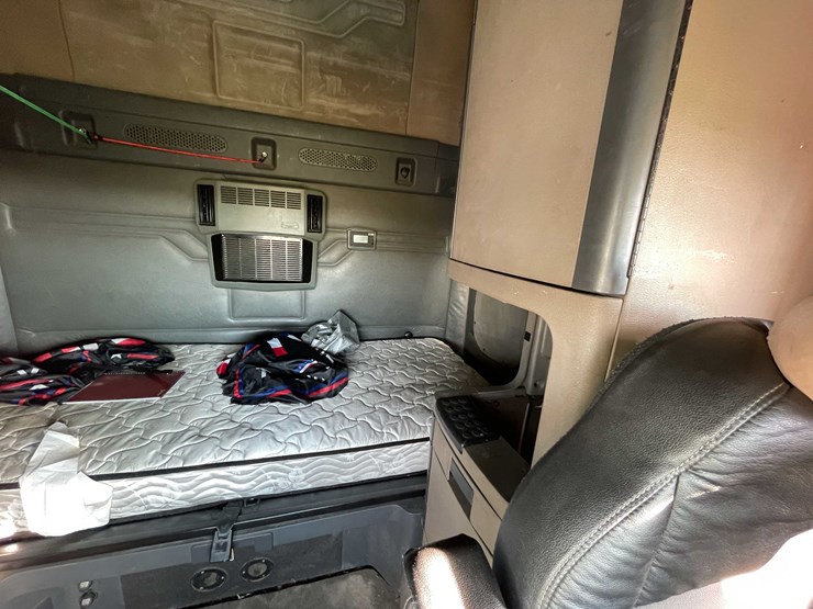 #206-•-2012-freightliner-cascadia-semi-tractor-(title-in-delay)-(denmark,-wi)-image-58