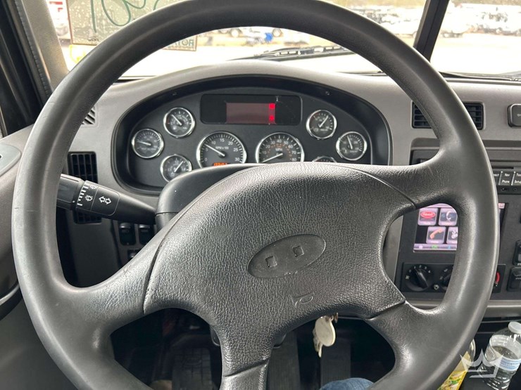 2013-peterbilt-348-image-14