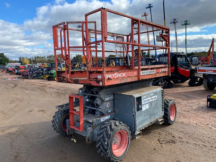 2016-skyjack-sj6832rt-image-1
