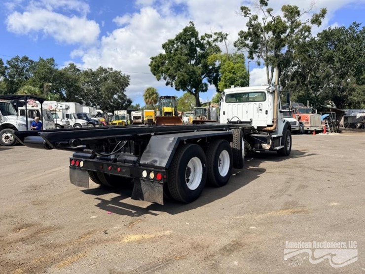 2012-freightliner-m2-112-medium-duty-roll-off-truck-image-3