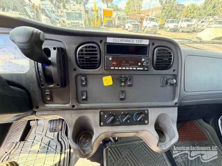 2022-freightliner-m2-box-truck-image-21