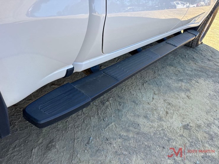 2022-chevrolet-silverado-1500-lt-image-18