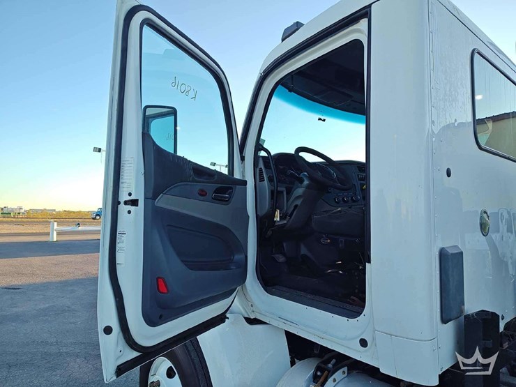 2015-peterbilt-567-image-35