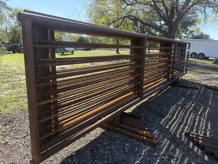 #45-•-freestanding-panels-24'-w/-12'-gate-image-4