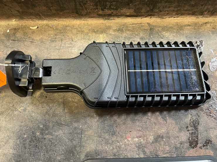 #8682-•-(2)-led-parking-lot,-yard-lights-(t12)-image-3