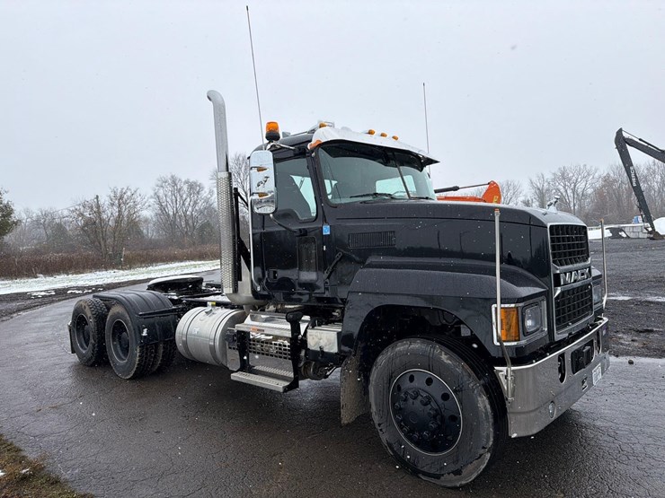 2024-mack-pi64t-pinnacle-truck-tractor-vn:1m1pn4gy4rm014914-image-3
