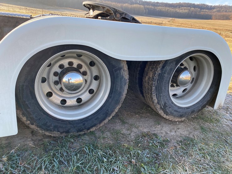 #1010-•-1984-peterbilt-sleeper-cab-semi-(has-wi-title)-(colfax,-wi)-image-25