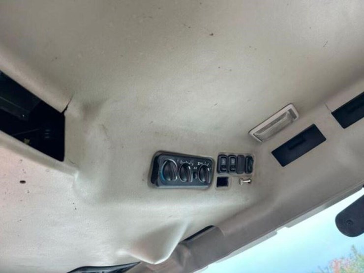 2008-kubota-m7040d-image-8