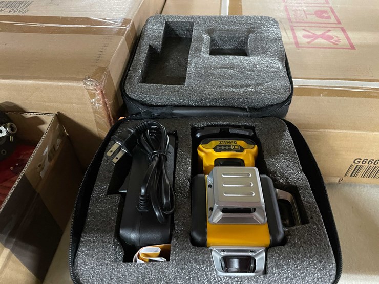 #8720-•-new-dewalt-green-self-leveling-360-degree-laser-(t14)-image-1