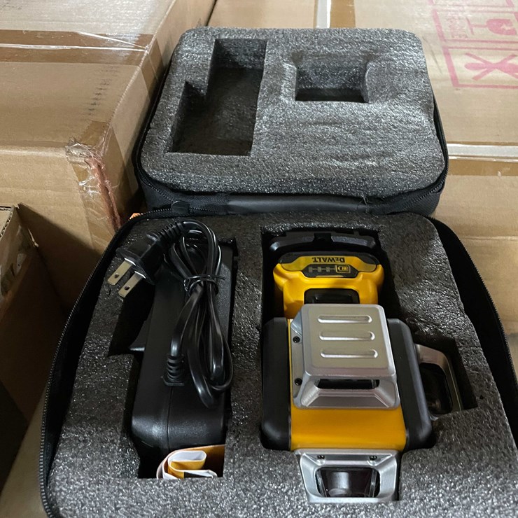 #8720 • New DeWalt Green Self Leveling 360 Degree Laser (T14)