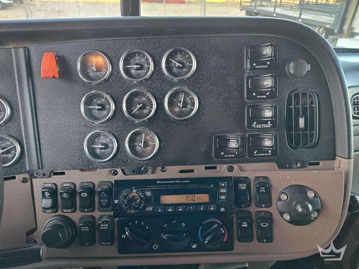 2015-peterbilt-389-image-40