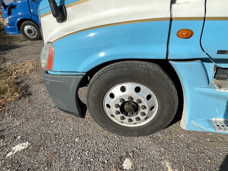 #206-•-2012-freightliner-cascadia-semi-tractor-(title-in-delay)-(denmark,-wi)-image-16