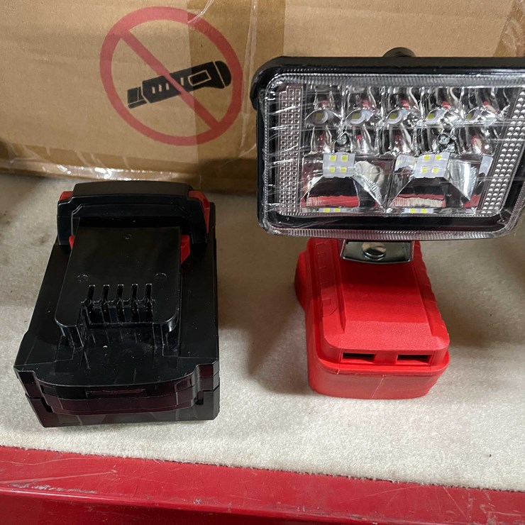 #8717 • New Milwaukee Compatible Work Light With Battery (T14)
