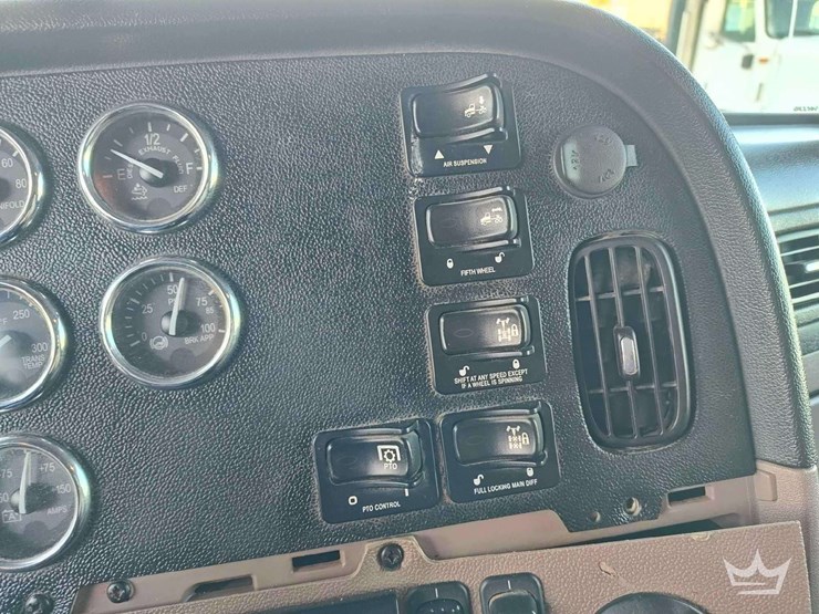 2015-peterbilt-389-image-32