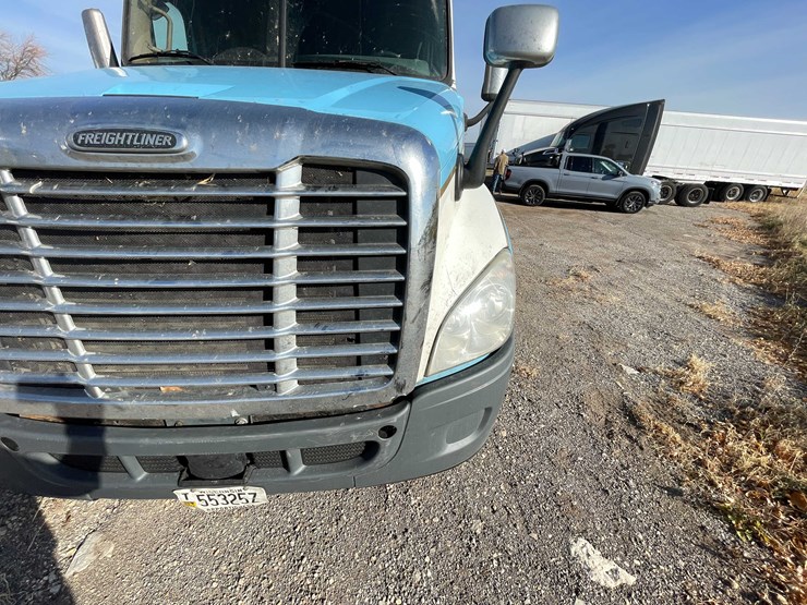 #206-•-2012-freightliner-cascadia-semi-tractor-(title-in-delay)-(denmark,-wi)-image-13