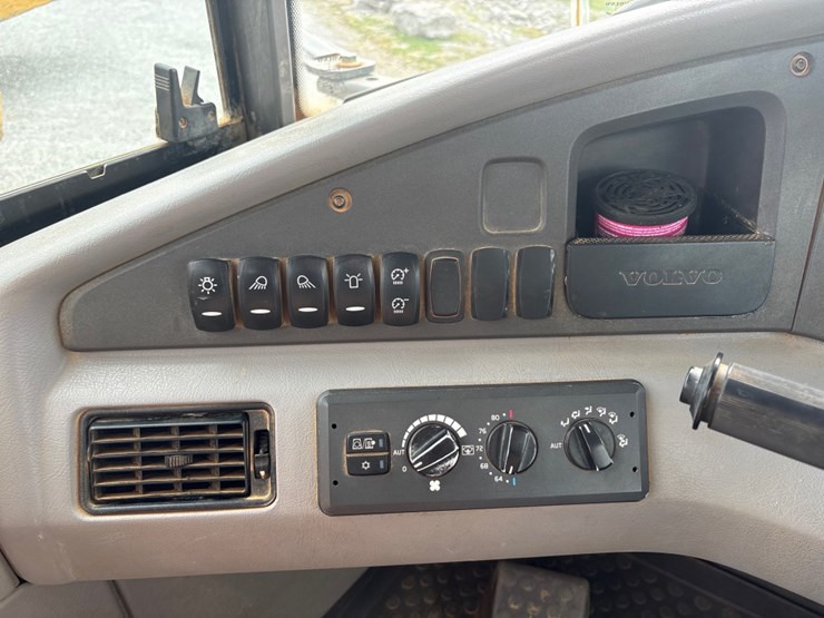 2017-volvo-a25g-image-23