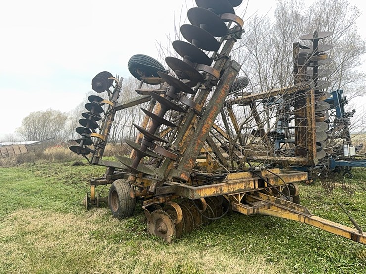 25’-wing-fold-disk,-poor-condition.--hydraulic-hoses-are-dry-rotted.--buyer-responsible-for-removal-image-1