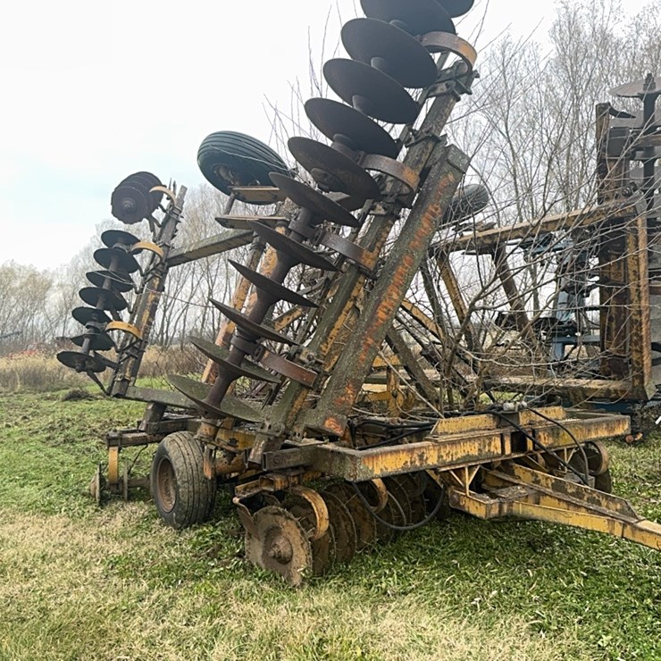 25’ Wing-Fold Disk, poor condition.  Hydraulic hoses are dry rotted.  Buyer responsible for removal