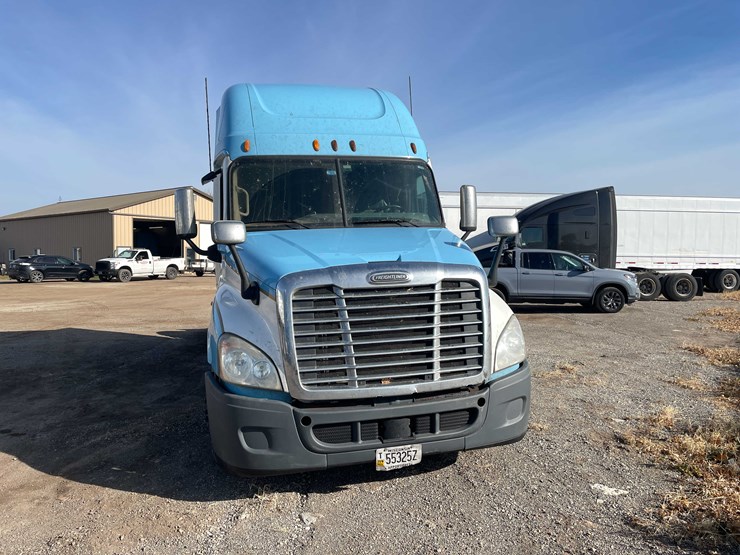 #206-•-2012-freightliner-cascadia-semi-tractor-(title-in-delay)-(denmark,-wi)-image-9