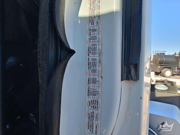 2015-peterbilt-567-image-8