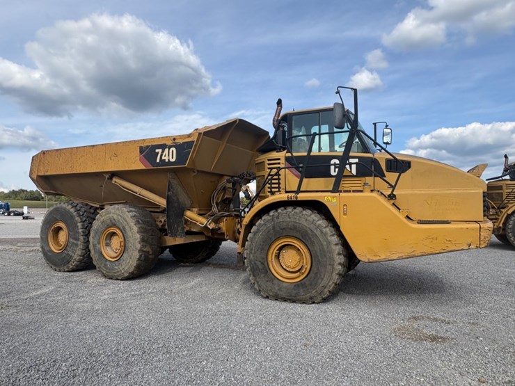 2011-caterpillar-740-image-3