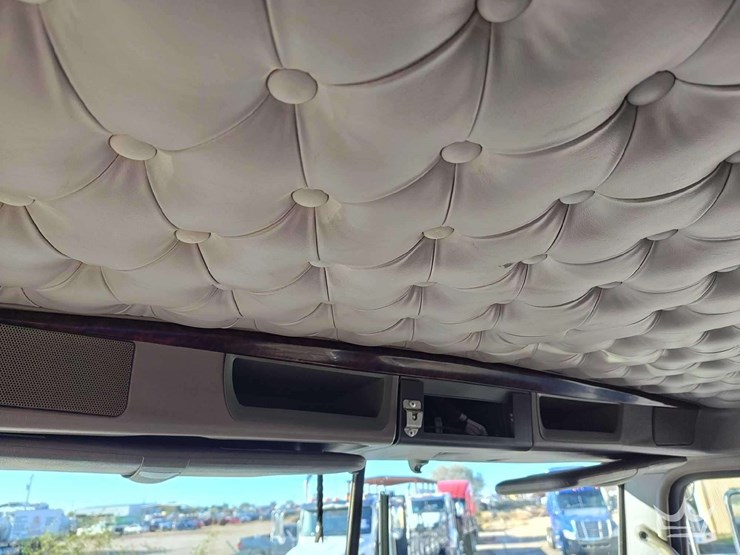 2011-kenworth-t800-image-15