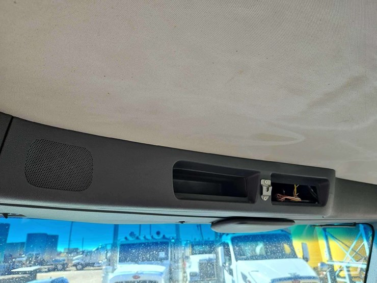 2015-peterbilt-567-image-29