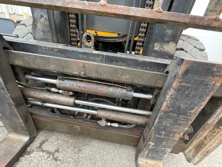 #1395-•-hyundai-10,000lb-pneumatic-diesel-forklift-(04)-image-15