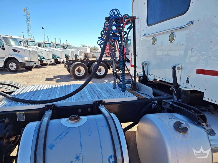 2016-peterbilt-389-image-26