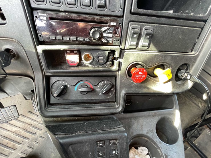 #200-•-2016-international-semi-tractor-(title-in-delay)-(denmark,-wi)-image-66