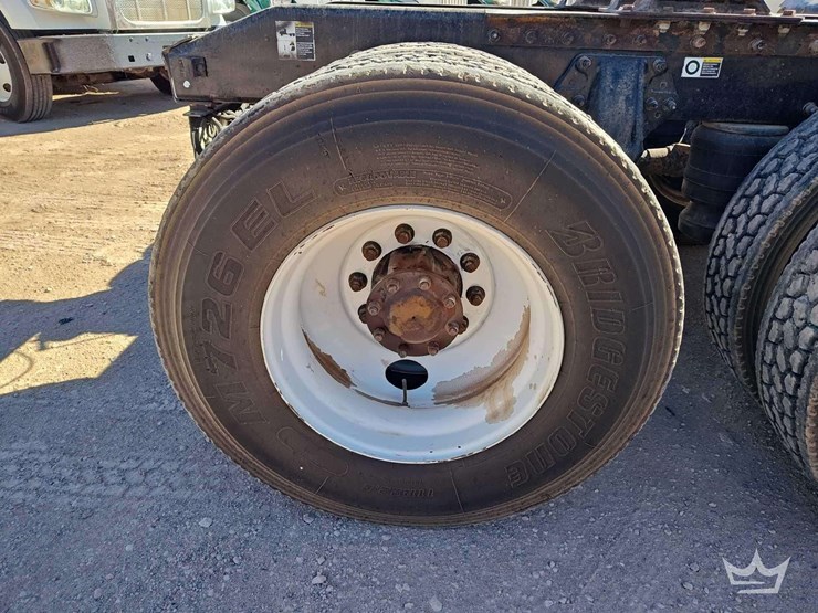 2015-peterbilt-567-image-47