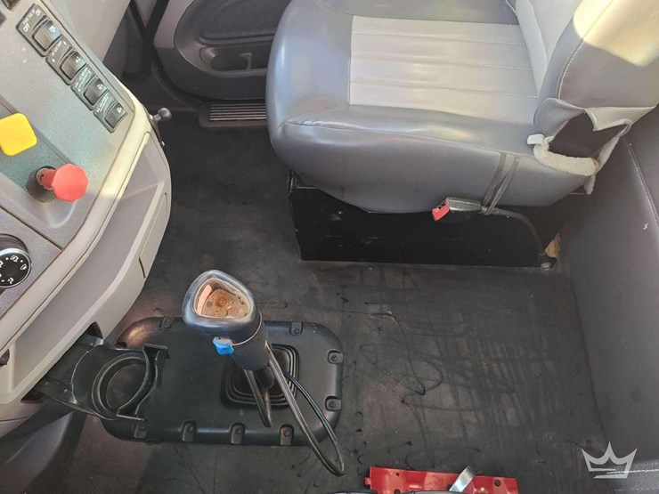 2015-peterbilt-567-image-9