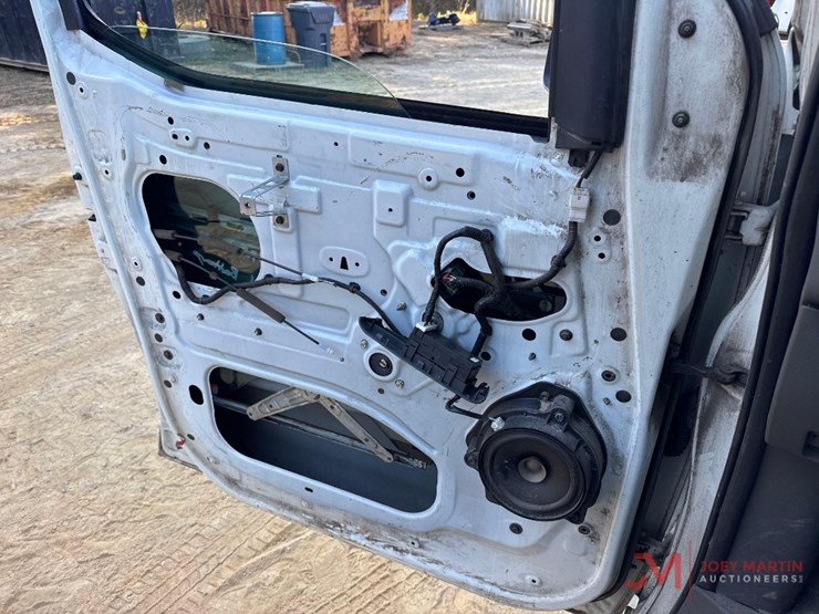 2014-nissan-nv2500hd-image-26