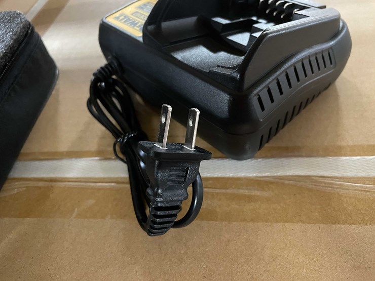 #8720-•-new-dewalt-green-self-leveling-360-degree-laser-(t14)-image-3