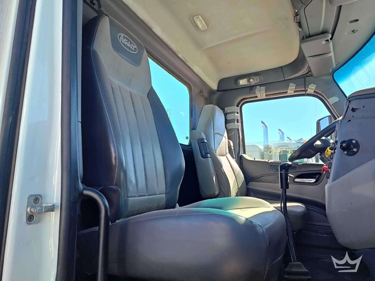 2015-peterbilt-389-image-18