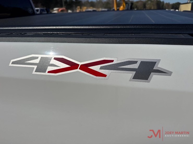 2022-chevrolet-silverado-1500-lt-image-12