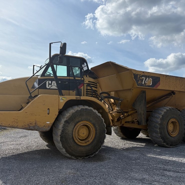 2011 CATERPILLAR 740